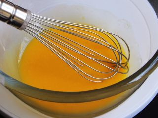 11、红枣糕+烤箱版,用蛋抽搅拌均匀。