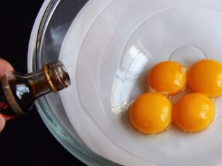 9、红枣糕+烤箱版,蛋黄中加入香草精。