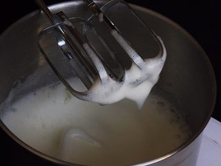 17、红枣糕+烤箱版,用打蛋器高速搅打30圈。