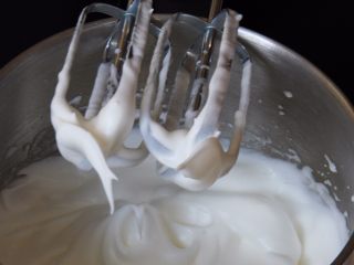 19、红枣糕+烤箱版,加入第二次细砂糖搅打50圈。