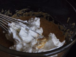 21、红枣糕+烤箱版,取三分之一的蛋白霜加入到蛋黄糊中。