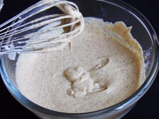 22、红枣糕+烤箱版,用来回拉加翻拌的方法,翻拌均匀蛋糊。