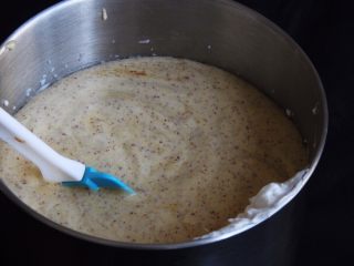 23、红枣糕+烤箱版,将翻拌均匀的蛋糊倒回蛋白霜中。