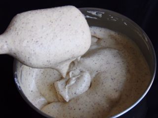 24、红枣糕+烤箱版,继续翻拌至浓稠,大约50次左右。