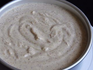 25、红枣糕+烤箱版,倒入模具,震几下消泡。