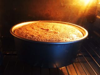 27、红枣糕+烤箱版,烤箱预热至150度,烤制时间45分钟。