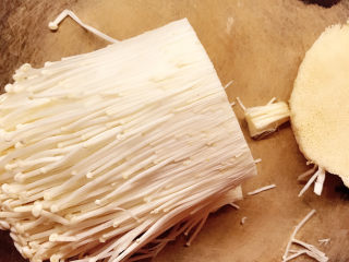 1、水煮肥牛,金针菇切去根部。