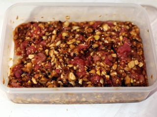 3、生煎包,将生姜丝里脊肉蘑菇混合均匀，加入调料生抽10克、海盐3克、耗油10克、料酒20克、老抽3克搅拌，最后加入香油5克、一个鸡蛋的蛋清搅匀放冰箱冷藏一晚入味。