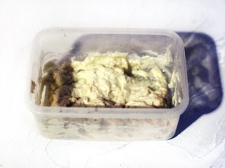 4、生煎包,制作老面：50克面粉50克水1克鲜酵母混合无干粉状态入冰箱冷藏一晚。