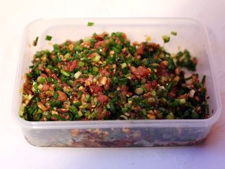 8、生煎包,切碎的香葱加入冷藏一晚的馅料中混合均匀