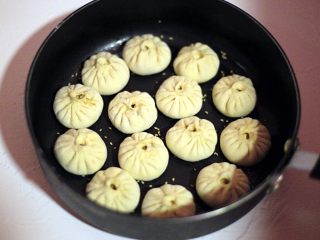 11、生煎包,将包子码入不沾锅中，全程小火煎
