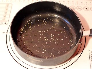 9、生煎包,不沾锅刷色拉油撒上白芝麻