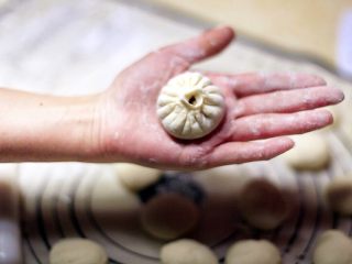 10、生煎包,提褶法包的包子