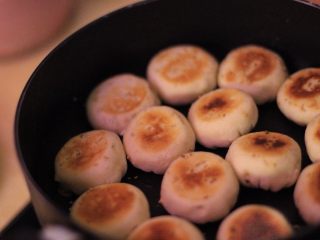 12、生煎包,包子底部上色即翻转过来在煎至金黄加入开水盖上锅盖，待汤汁收干关火焖俩分钟出锅