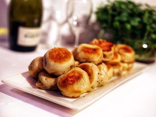 13、生煎包,加入老面的包子皮特别酥脆