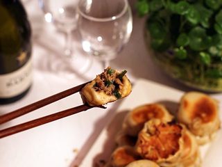 14、生煎包,馅料最好冷藏一晚入味，香葱在包制前在加入馅料，这样做出的馅料汁浓、肉香。