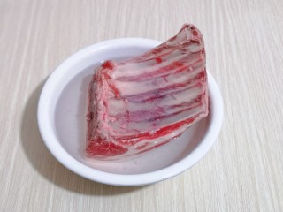 1、冬日进补～胡萝卜焖羊排,羊排买回来后用温水洗干净，再冷水泡4小时以上。(泡出血水，中途需要多次换水)