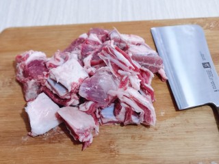 2、冬日进补～胡萝卜焖羊排,将羊排切小块！
