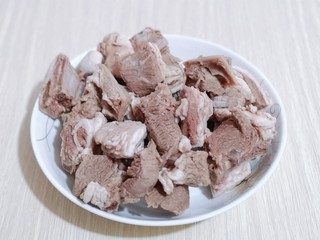 4、冬日进补～胡萝卜焖羊排,捞出后用冷水反复冲洗，将羊排上的杂质冲洗干净，淋干水份。