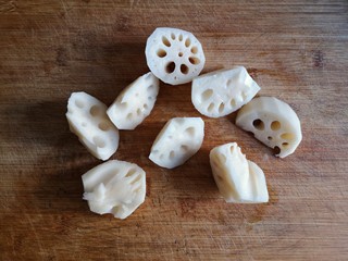 3、莲藕脊骨汤,莲藕洗净去皮,切滚刀块,过几遍水洗去淀粉。