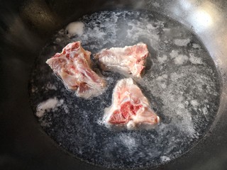 4、莲藕脊骨汤,先把洗净的脊骨在开水(水中可加一点料酒)里焯几分钟,这样肉腥味能去除得更干净。