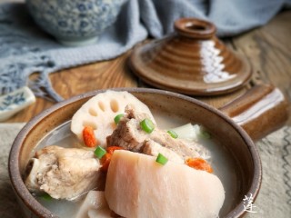 12、莲藕脊骨汤,味道浓郁,莲藕软糯,清淡不油腻。