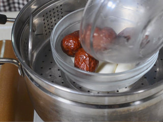 4、快手美食-山药红枣泥,放入蒸锅，山药和红枣一起蒸15分钟