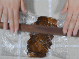 8、快手美食-山药红枣泥,同样的方法，将红枣碾成泥状，如果不够细嫩，可以再砸一砸。