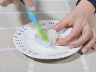 11、快手美食-山药红枣泥,最上面铺上山药泥，用手捏住模具，勺子轻轻向下用力，将山药红枣泥脱模。