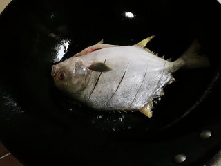 5、青蒜金昌鱼,热锅热油放入金昌鱼中火煎金黄