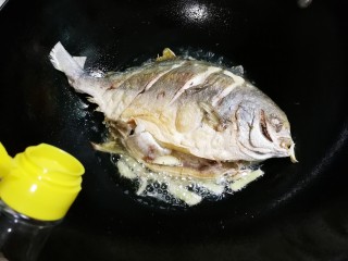 8、青蒜金昌鱼,放入两勺料酒蒸发掉