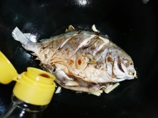 10、青蒜金昌鱼,放入一勺醋