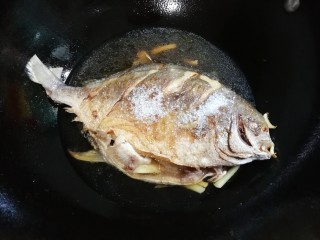 12、青蒜金昌鱼,放入没过金昌鱼三分之二的清水烧开