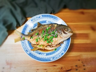 14、青蒜金昌鱼,出锅盛盘