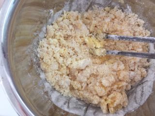 9、咖啡硬脆饼干,用筷子划成絮状