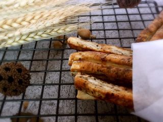 22、咖啡硬脆饼干,很香的咖啡味！很好吃！总忍不住吃的，哈哈哈