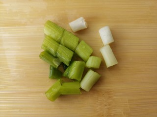 6、鸡蛋紫菜汤,切葱花