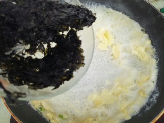 14、鸡蛋紫菜汤,然后放紫菜
