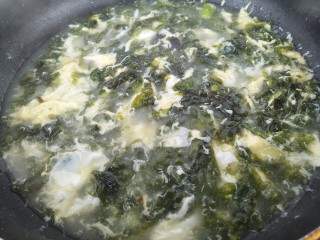 19、鸡蛋紫菜汤,拌匀，就可以盛出来了