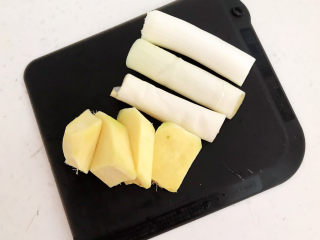 1、五香卤猪蹄,大葱切成小段，鲜姜削皮后切成厚片