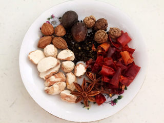 2、五香卤猪蹄,准备干调料：山奈，草果，八角，干红辣椒段，花椒粒