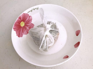 3、五香卤猪蹄,把所有干调料用纱布块包裹起来