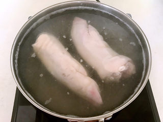 6、五香卤猪蹄,猪蹄焯水5分钟