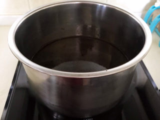 8、五香卤猪蹄,煮锅里面加入蚝油，生抽，老抽，精盐和适量冷水