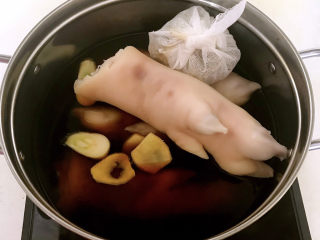 12、五香卤猪蹄,加入料酒，干调料包，水量没过猪蹄