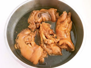 14、五香卤猪蹄,猪蹄熟了不要马上捞出来，关火后继续浸泡入味30分钟