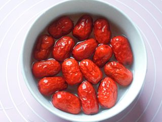 2、花生红枣凤爪汤,将红枣清洗干净，在清水中浸泡15分钟。