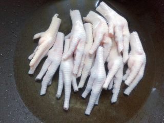 4、花生红枣凤爪汤,将鸡爪冷水下锅，焯去血水。