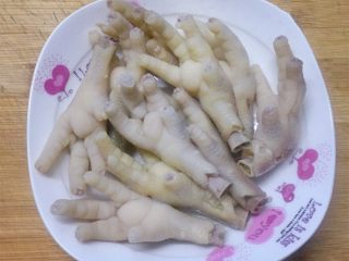 5、花生红枣凤爪汤,捞出清洗干净。