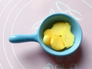 6、花生红枣凤爪汤,姜洗净切片。